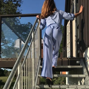 Blå dress  - Säljer min snygga blåa dress ifrån NA-KD i storleken XS!🤍 Säljer den då den inte kommer till användning längre och på grund av det är i nyskick! Nypris 799-säljer den för 499, vid snabb affär kan priset diskuteras!🤍 OBS frakt ingår i priset!!!!