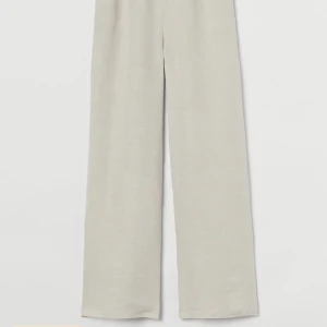 Linnebyxor - De här fina linnebyxorna har jag valt att sälja då jag inte hittar något tillfälle att bära dem. De är helt slutsålda på hemsidan!💗🤍❤️‍🩹✨🍓