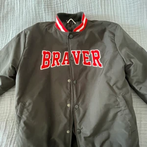 BASEBALL JACKA - Baseball jacka i väldigt bra skick! Bara använd ett få tal gånger och säljer på grund av att den har blivit för liten för mig.