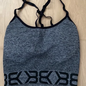 Better bodies topp - Säljer en better bodies topp i storlek S men passar XS/S. Fin i ryggen och fler bilder kan fås privat! 🌸
