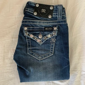 Miss me - Sjukt snygga jeans från miss me! Lågmidjade och skinny i modellen, och sjukt snygg tvätt! MÅTT: midja rakt över- 37cm, midja runt om- 72cm, innerbenslängd- 79cm💕 Finns bilder på hur dom sitter på så det är bara fråga isåfall! 300kr plus frakt🌸 