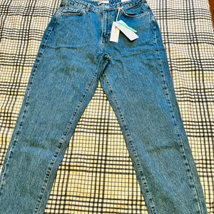 Jeans från Ginatricot  - Mom jeans från Ginatricot. Ny helt oanvänd, med etikett kvar. För snabbköp går priset att sänka. 