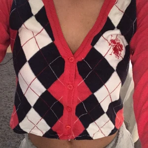 Mönstrad cardigan - Köpt på second hand och är croppad och uppsydd. Står stl L men eftersom den är croppad och krympt i tvätten skulle jag säga att den passar S/M