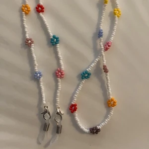 Glasögonkedja pärlor - Handgjord glasögonkedja med pärlor och blommor. 68 cm långt. Köparen står för frakten, 13kr. Kolla gärna mina andra annonser, samfraktar. 