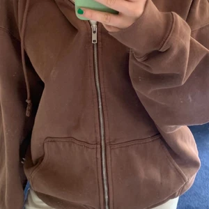 Brandy Melville hoodie - Endast använd fåtal tillfällen. Regular fit. Lånade bilder. Köparen står för fraktkostnaden.