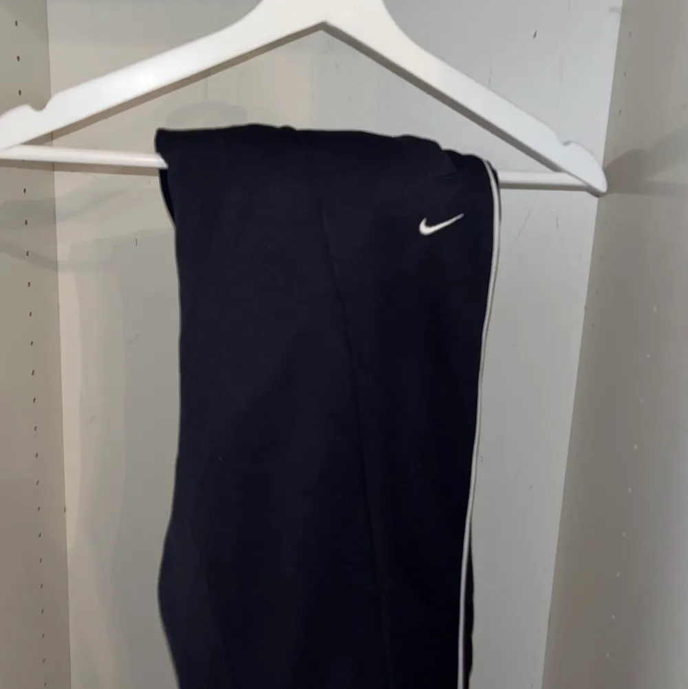 Nike sweatpants som är jättesköna och ha på sig, passar in i baggy stilen.. Jeans & Byxor.