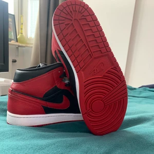 NIKE AIR JORDAN 1 MID BANNED - Ett par sjukt clean banned skor som har använts sparsamt. Har rengjord dom helt och dragit om snörerna så de är så gott som nya. 1700kr men kan tänka mig gå ner vid snabb affär. Kan mötas upp i Umeå annars står köpare för frakt!! 