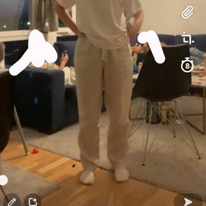 Linnebyxor  - Äntligen ska mina linnebyxor få en ny ägare!! Lägger upp igen för oseriösa köpare :(. De är otroligt sparsamt använda, köpte de i slutet av augusti o sedan stormade hösten in :/. de har en jätte fin passform och passar mig som bär allt från 34-38. 