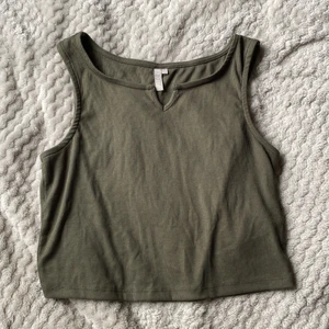 Mörk grön top  - Bra skick, Grön, sitter ganska löst.