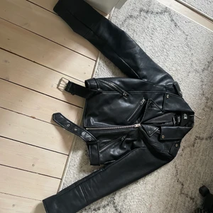 Skinnjacka  - Från GinaTricot storlek S 