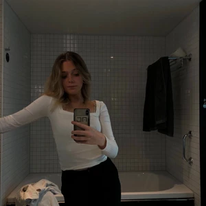 Zara tröja - Säljer denna fina tröja från Zara då jag inte får användning av den. I nytt skick, använd 3ggr ungefär. Hör av er om ni vill ha fler bilder. Frakt tillkommer 