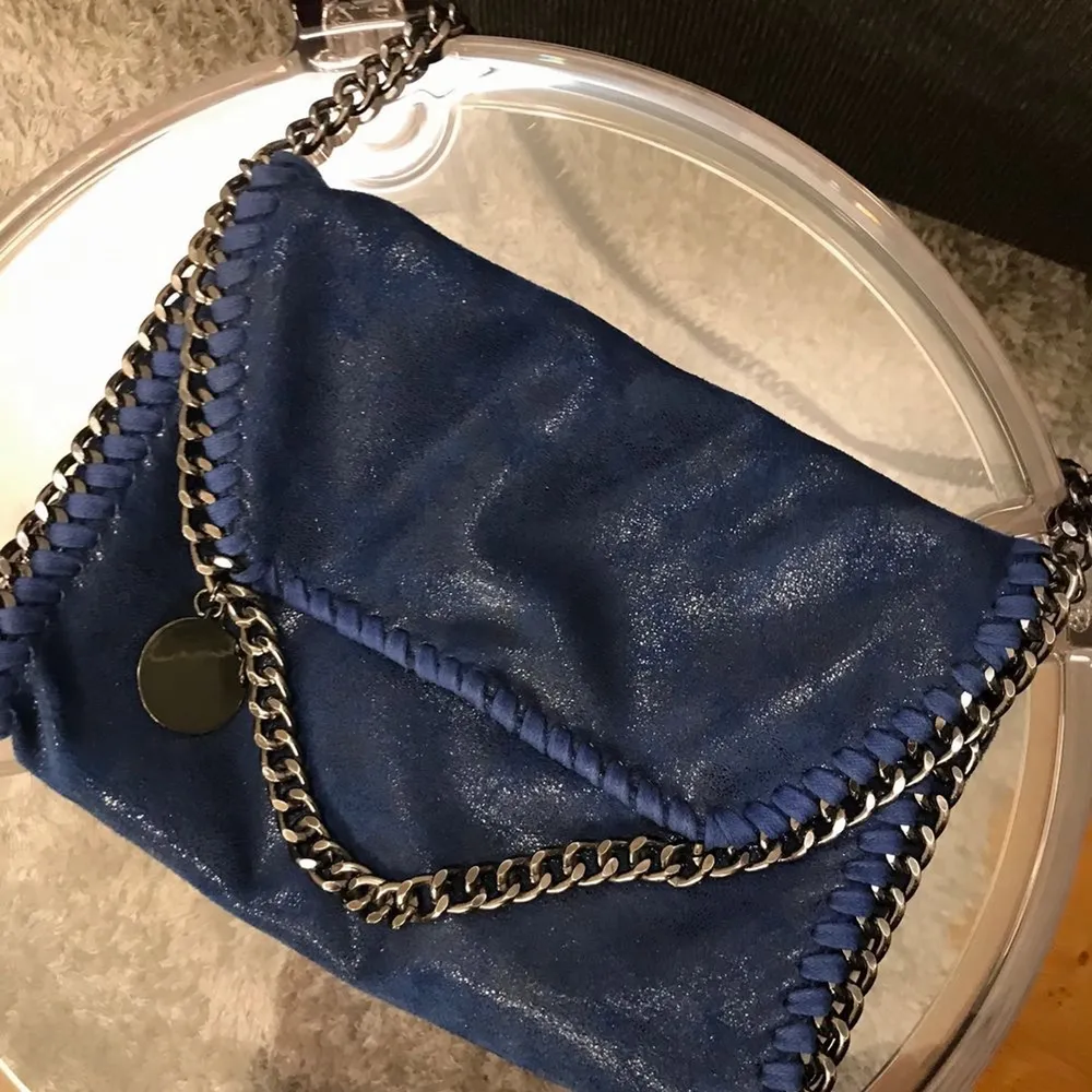 Säljer en jätte fin blå väska (stella mccartney liknande), använd men i fint skick! Köparen står för frakten 💓 Bud : 300. Accessoarer.
