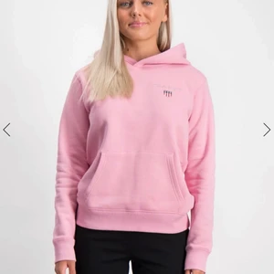 Gant hoodie - (Lånade bilder) nästan oanvänd. En rosa gant hoodie i strl xxs-xs som köptes för 799kr💓 Den har blivit för liten så den kommer inte till nån användning:( 