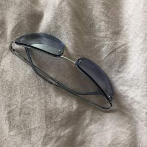 Säljer dessa glassögon dom är knappt använda och bra skick! Köpare står för frakt!💕