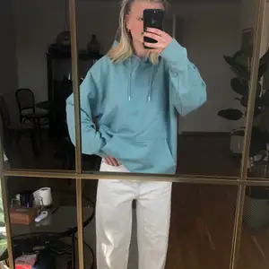Blå hoodie 