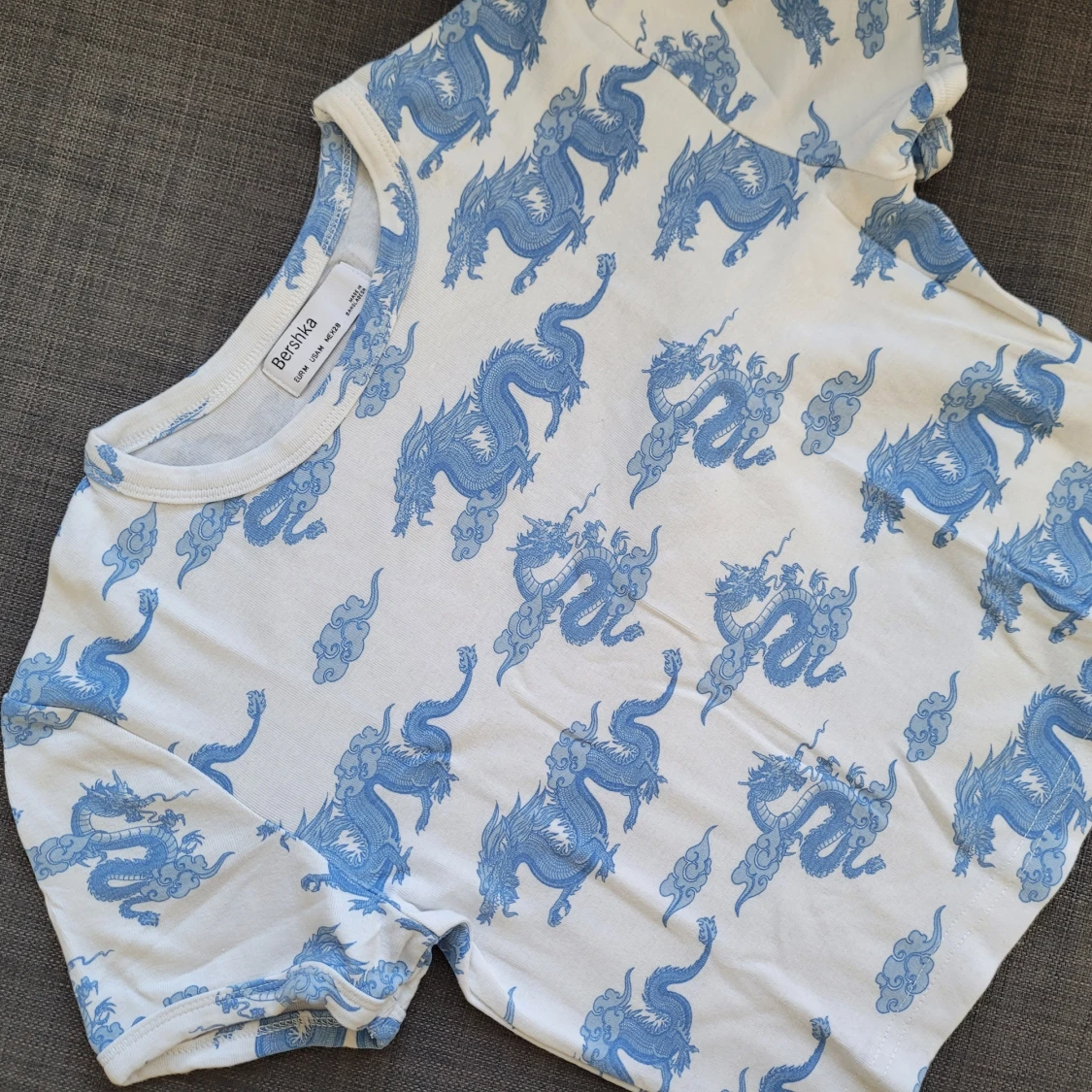 Bershka Croptop i Draketryck🐉 - 90