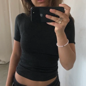 Grå t-shirt - En sjukt snygg, grå t-shirt med en liten krage som tyvärr är för liten för mig. 💕💕 