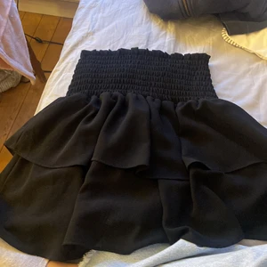Svart Chelsea kjol - Säljer för att jag vill ha en vit ist, har aldrig använda kjolen ock köpte den i december. Kan byta mot en vit eller så kan jag sälja för 250+ frakt 45 kr!❤️
