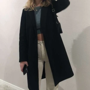 Kappa zara - Svart kappa från zara i storlek S, perfekt nu till våren! Bra skick💕   Pris: 150kr + frakt 66kr