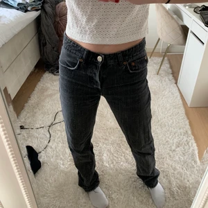 Zara midrise jeans - Så snygga byxor som ja valt å sälja då jag har exakt lika dana i en annan storlek❤️ Helt nyskick inga skador alls. Hör av er vid intresse❤️❤️