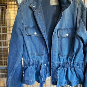 Overzied jeans jacka  - Sjukt snygg jacka som tyvärr inte kommer till användning:/ använd bara några gånger och är köpt förra våren