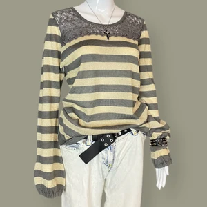 Tröja  - Söt glitter långärmad tröja i toppenskick. Från Cream, finns ingen storlekslapp kvar. 63% akrylik, 27% ull & 10% polyester. Fri spårbar frakt. Mått: Långärmad 66cm, armhåla till armhåla 47cm, Axel till axel 40cm & längd 68cm.  