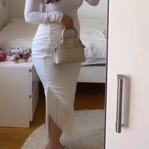 Kjol från NAKD - Säljer min super fina kjol från Tina X Maria NAKD. Använd 1 gång. Kjolen är i storlek 40 men passar mer än 36/40 då det inte är stretch i den.