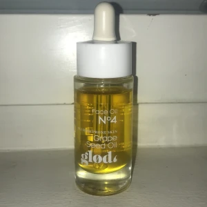 Ansikt olja - Inte använd bara öppnad. Gör så man inte får breakouts och hjälper troubled skin😊 Helt vegansk!