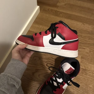 Jordan 1 chicago black toe - Storlek 37,5 och köpta för 2800 från restocks.net