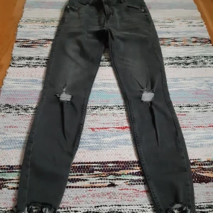 Gråa jeans  - Säljer ett par gråa jeans i storlek 28.