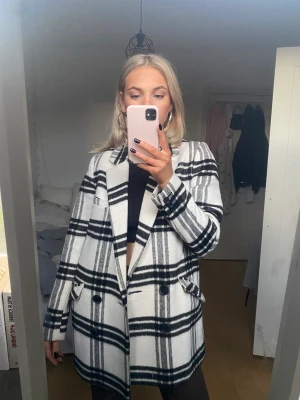 Rutig kappa - Rutig kappa från Asos i storlek 36, nästan nyskick 🤍köpare står för frakt