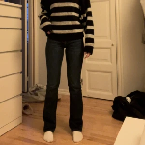 Mörkblå lågmidjade bootcut jeans  - Nya mörkblå lowwaist bootcut jeans i storlek 34, bara använda ett par gånger!! 350kr+frakt💕 Kolla gärna in det andra jag säljer