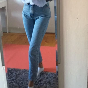 Jeans - Momjeans från Monki som sitter snyggt på. Stl 24, passar mig på 160 cm. Är i fint skick.