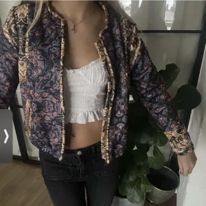 Jacka  - Säljer den sjukt coola jacka med Unikt mönster! Storlek 38. Säljer för 150 