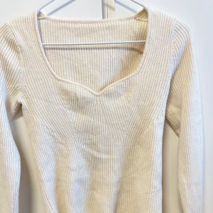 Ribbad tröja - Köpte för nån månad sen men använd fåtal gånger. Tog bort lappen där bak för det skav så mycket. Eftersom många var intresserade så blir det budgivning.