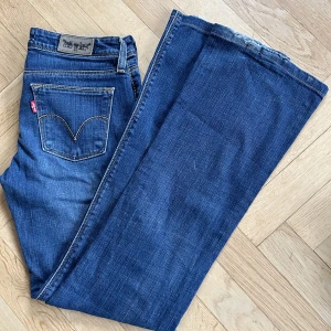 Lågmidjade Bootcut Jeans  - Säljer dessa lågmidjade bootcut jeans från LEVI’S . Obs!! de är lite slitna längst ner vilket visas på tredje bilden. 💗💗 Säljer direkt för 300kr :)