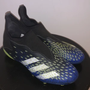 Adidas fotbollsskor -  Adidas. Använt men I gott skick