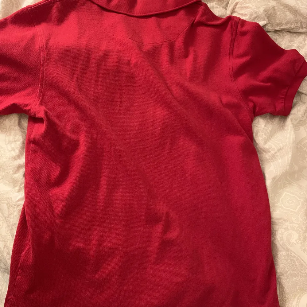 Säljer denna röda pikétröja! Skriv vid frågor eller intresse 💋. T-shirts.