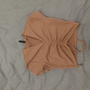 Beige top - Fin beige top från HM. Säljer pga att jag har en liknande. 💕