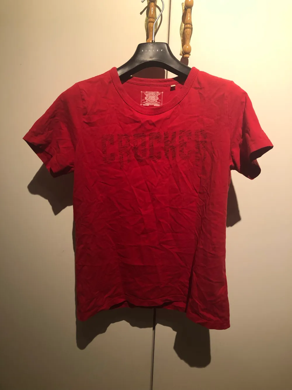 Klarröd Crocker t-shirt som är sparsamt använd pga att den inte är min stil längre🥰🫶🏻. T-shirts.