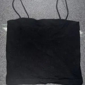 Helt nytt svart croppad linne från GinaTricot i storlek S. Pris 50kr
