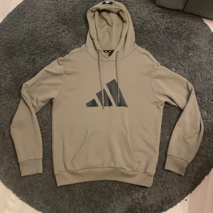 Adidas hoodie  - Adidas hoodie, använda ca 1 gång då den inte va i min storlek har en liten fläck men går bort i tvätten. Utöver det så är det inget negativt med den. 