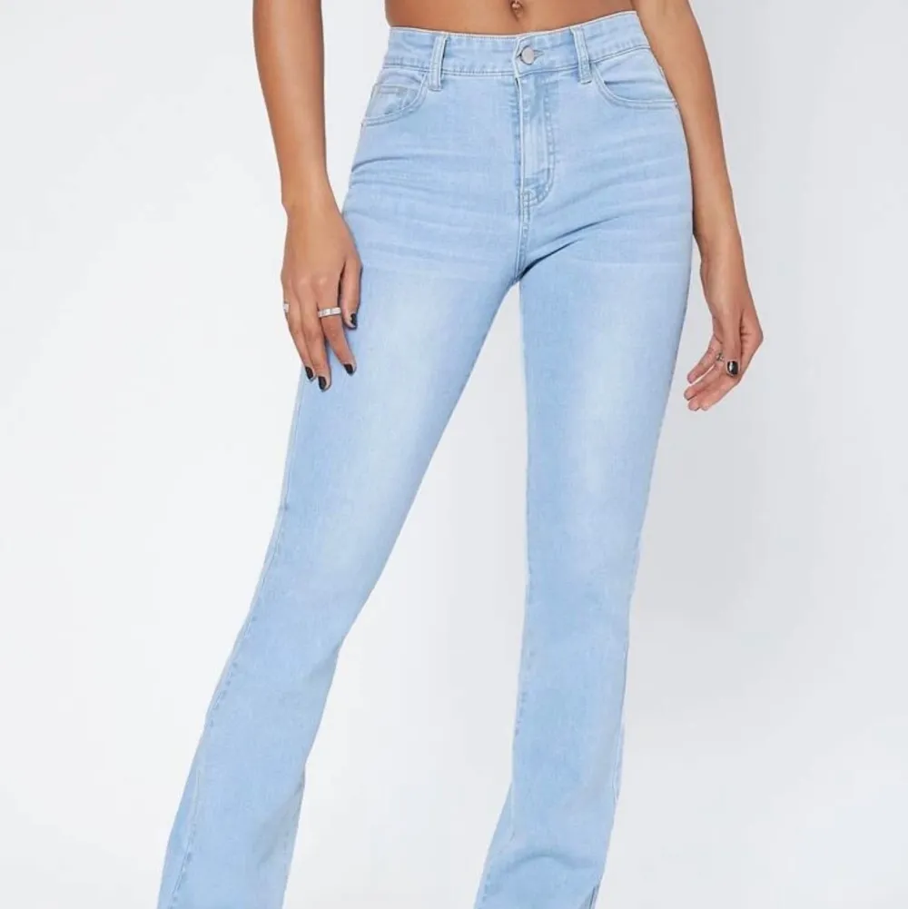 Raka/utsvängda jeans.  Aldrig använda.  Strl xs-s, stretchiga  💞👖 Egna bilder kan skickas . Jeans & Byxor.