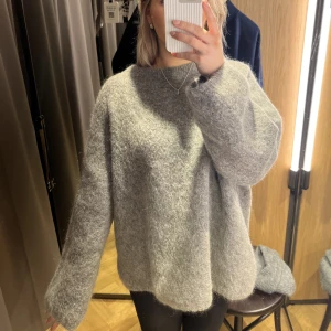 Stickad tröja  - Intressekoll på min jättefina stickade tröja i mohair mix från Hm som inte säljs längre då den är slutsåld. Jättefint skick då den endast är använd fåtal gånger. Köpt för 600kr🤍