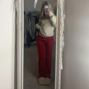 Juicy couture set - Super fint och populärt juicy counture set i färgen Astor red. Helt slutsålt på hemsidan. Ny skick, säljer pågrund av att de inte kommer till användning. Byxor: 900kr, tröja: 950kr, hela settet: 1800kr. Nypris 2300kr, skriv vid funderingar!!💘💘 