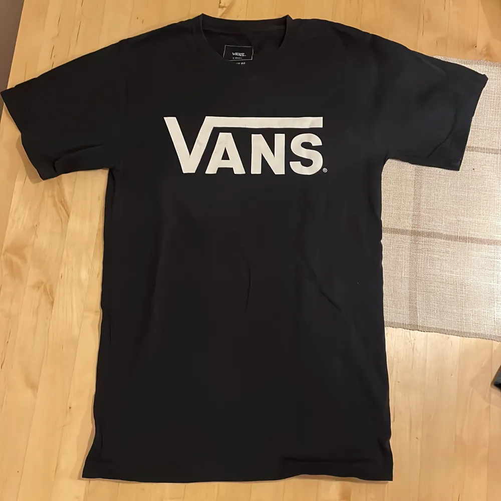 Hej säljer min snygga vans tröja då den är för liten. super skick. Dm vid intresse . T-shirts.