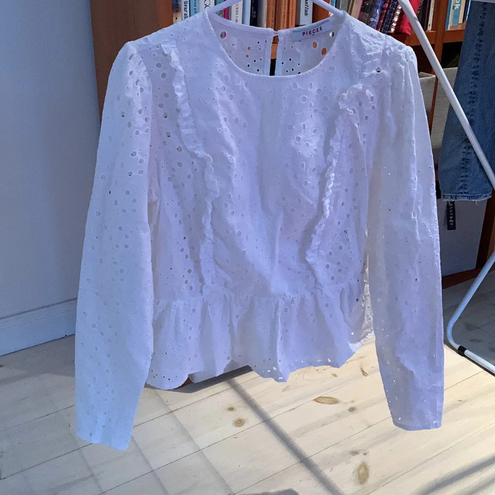  En vit blus med volang som har används ett par fåtal gånger. Blusar.