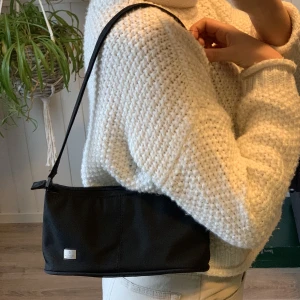 Axelväska  - Svart axelväska från märket Romella. Skicket är som nytt✨