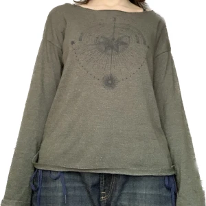 Grön tröja - Snygg grön stickad tröja med tryck. Storlek M