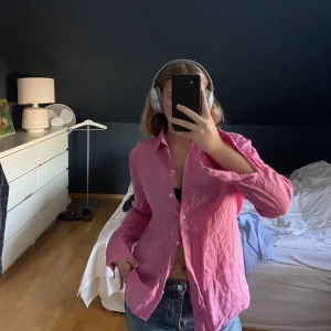 Linne skjorta  - Säljer denna rosa linne skjortan från GinaTricot (premium quality) i storlek 38. Om du har övriga frågor eller vilka ha fler bilder är det bara att hmu! Köparen står för frakt och betalning med swish. 3 FÖR 2 PÅ ALLA TOPPAR/SKJORTOR - kolla in min profil!